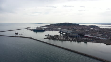 Sete-Industrie--Und-Fischereihafendock-Mit-Kreuzfahrtschiff-Mont-Saint-Clair